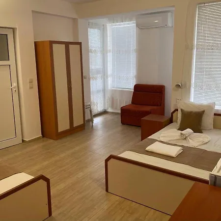 Pensión Canavan's - - 200 Meters Away, Free Parking And Wifi Ravda